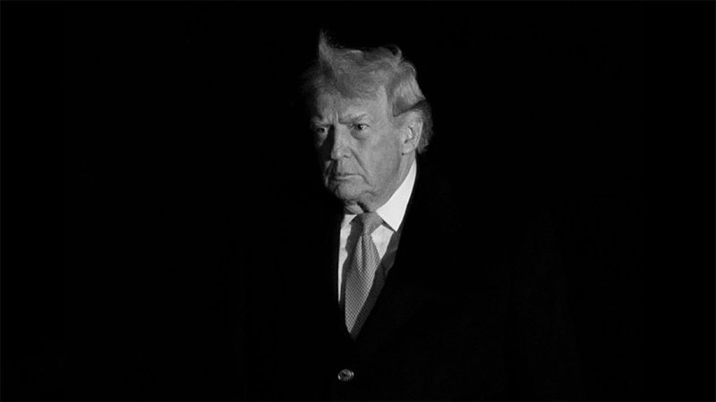 Wie macht heeft, komt altijd later: Air Force One draait om boven de Atlantische Oceaan