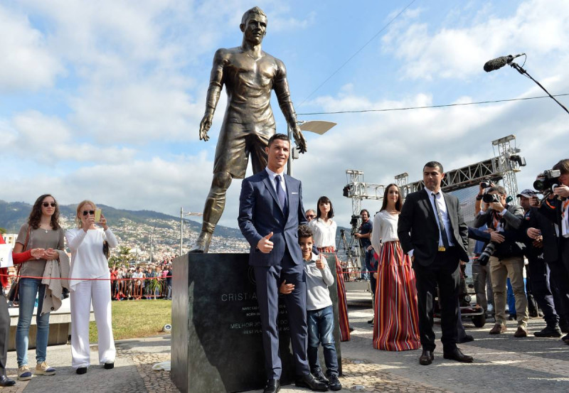 🎥Brandende Ronaldo: jongeman filmt bizarre stunt bij CR7-monument