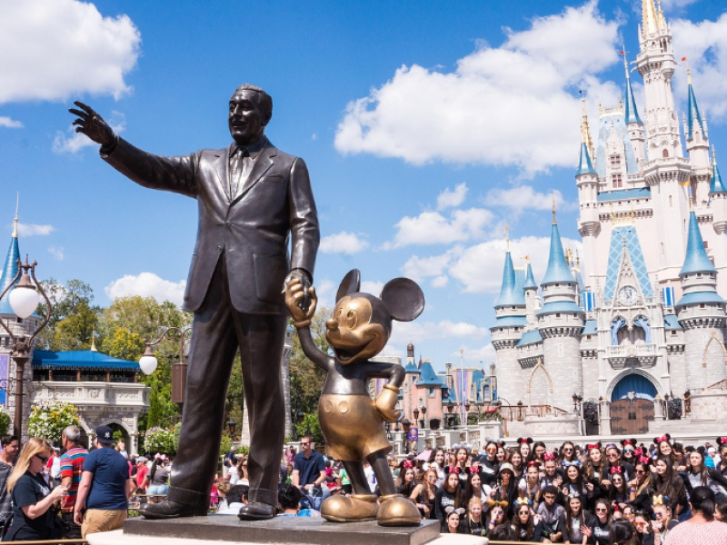 Disneyland-medewerkster klust bij als pornoactrice, met alle gevolgen van dien