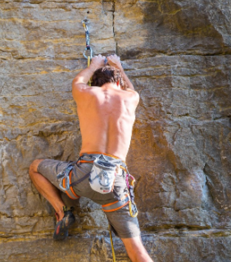 Alex Honnold schrijft geschiedenis met duizelingwekkende klim op Taipei 101