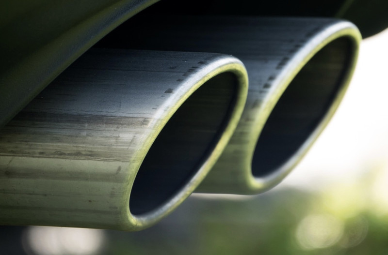 Vlaamse ministers prediken elektrisch rijden, maar zelf tuffen ze lustig verder op benzine