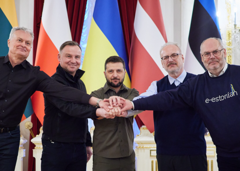 Oekraïnecrisis: Zelenski in Vilnius voor gesprekken met Litouwse en Poolse presidenten