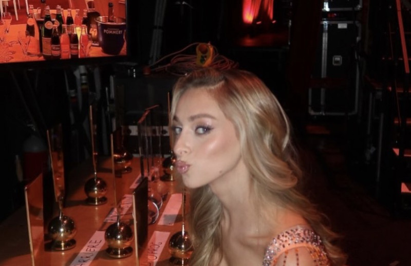 Camille Dhonts jurk doet zelfs de spotlights blozen