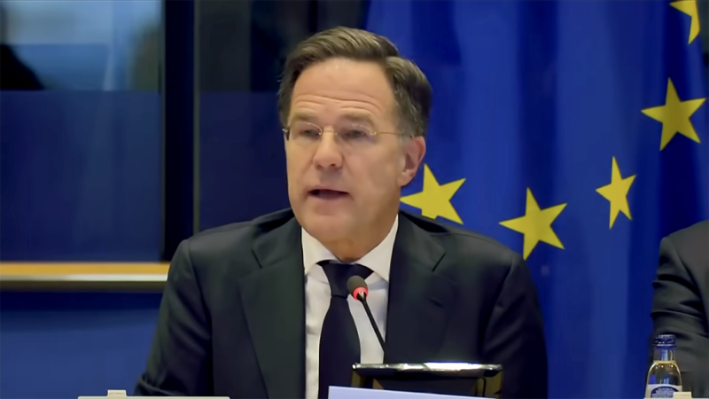 🎥  Mark Rutte neemt voorschot op titel van grootste hielenlikker van de 21ste eeuw