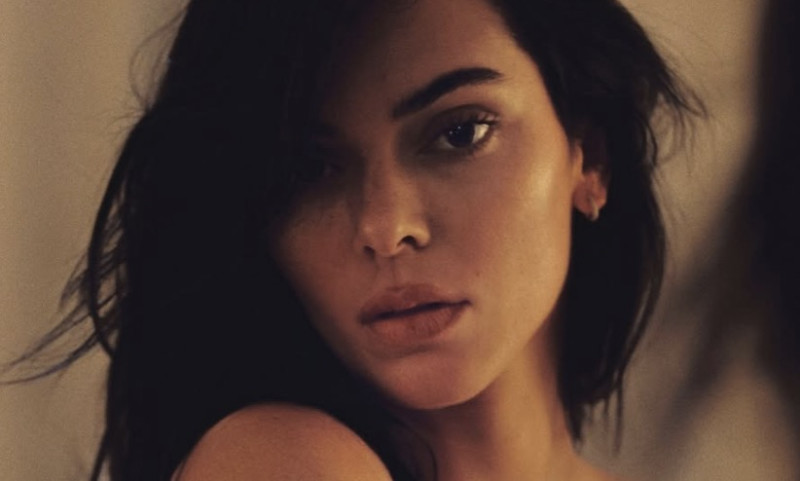Kendall Jenner trekt alles uit en breekt het internet én de plastische-chirurgiegeruchten