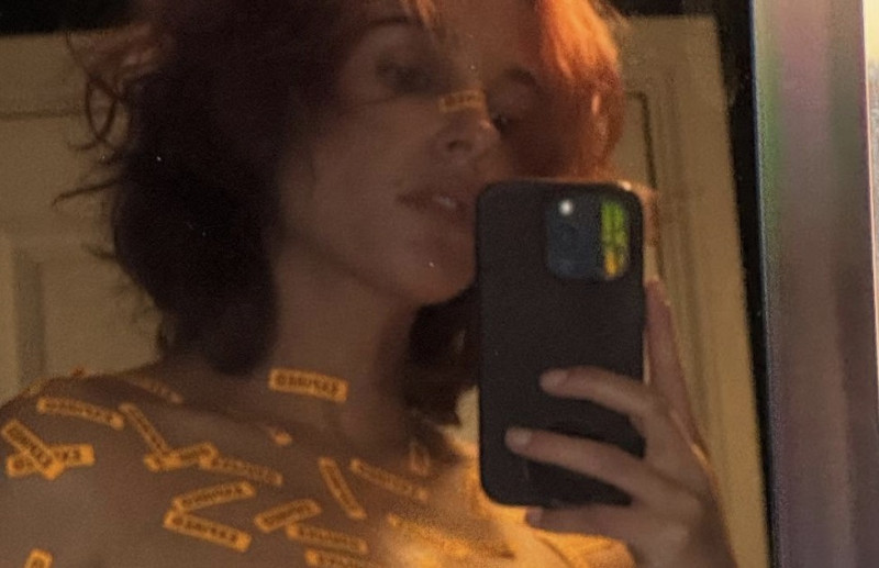 📸 Naomi Scott dropt topless selfie