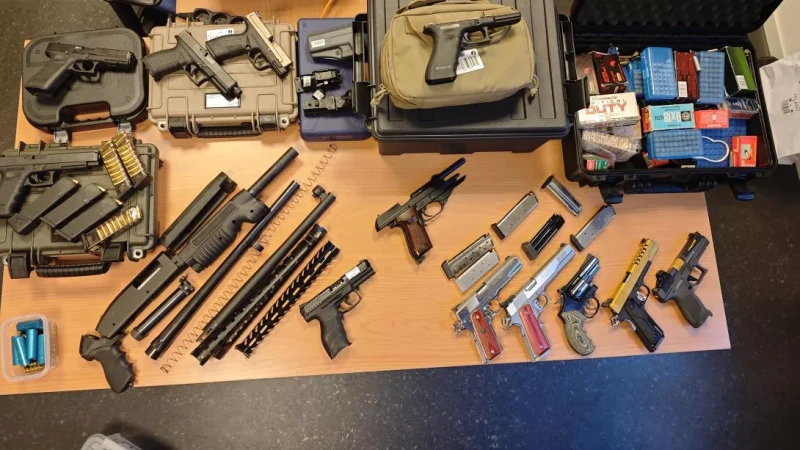 Politie ontdekt wapens en luxegoederen in Genk ter waarde van 400.000 euro