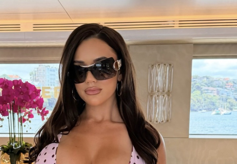 Gabby’s bikini kan d’r G-cup amper in toom houden