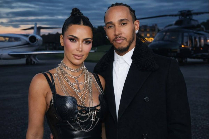 Britse tabloids zien vonken vliegen: geruchten over Kardashian en Hamilton doen stof opwaaien