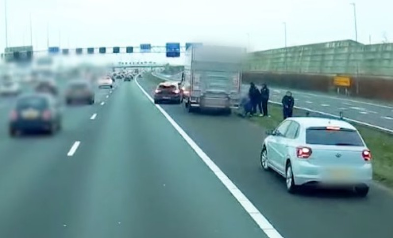 🎥 Nederlandse politie deelt verbluffende beelden van drugsroof op klaarlichte dag