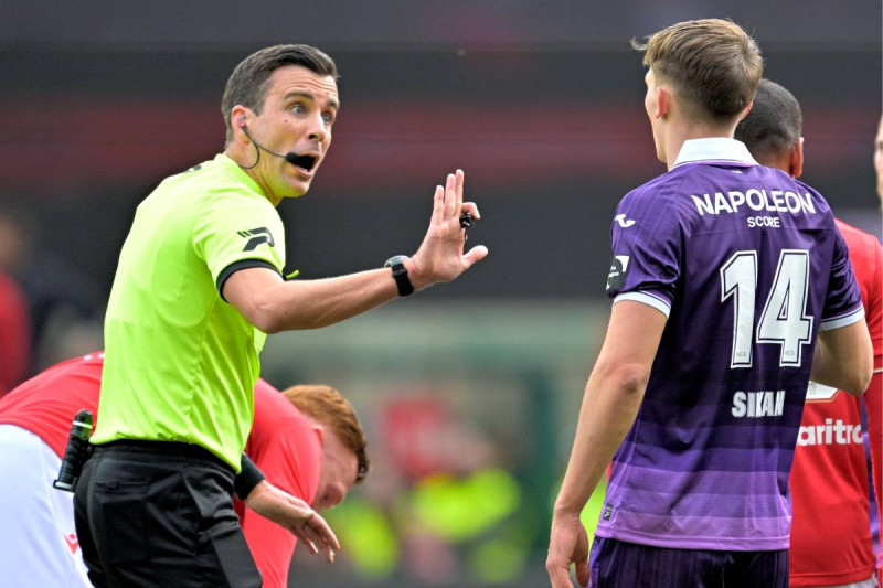 🎥 Zo zag je Standard-Anderlecht nog nooit: micro van scheidsrechter onthult wat er zich allemaal afspeelde