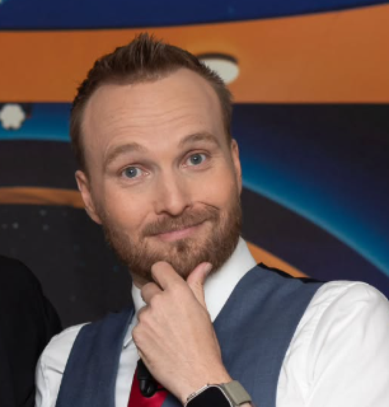 Satire op groot scherm: Arjen Lubach bekritiseert VVD met tientallen billboards