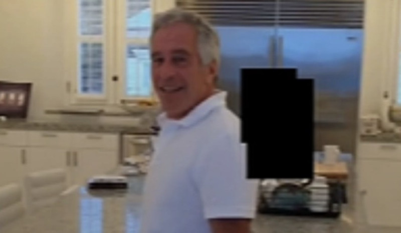 🎥 Nieuwe Epstein-video zet internet in lichterlaaie: waarom rent hij rond zijn keukeneiland?