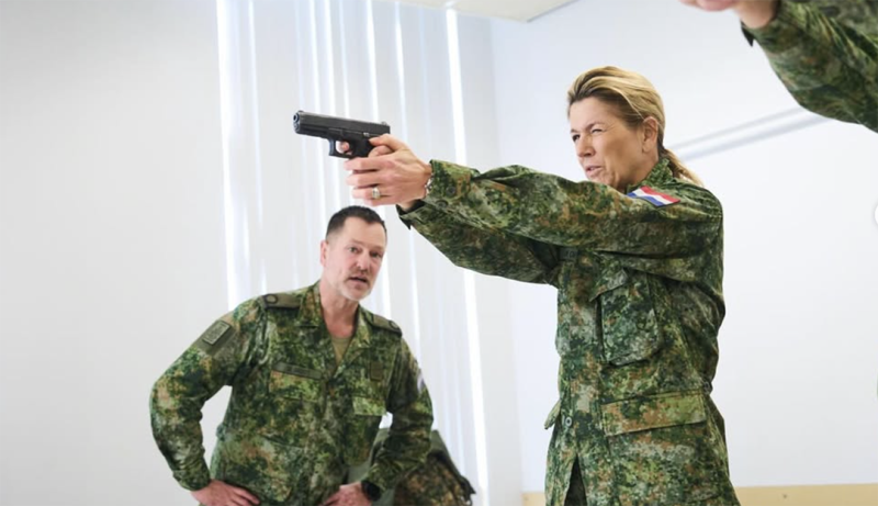 Alles voor het oorlogsnarratief: koningin van Nederland wordt reservist