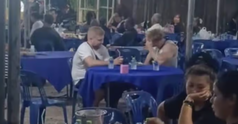 🎥 Hongerige Europese toeristen belanden op Thaise begrafenis en denken dat ze op restaurant zitten