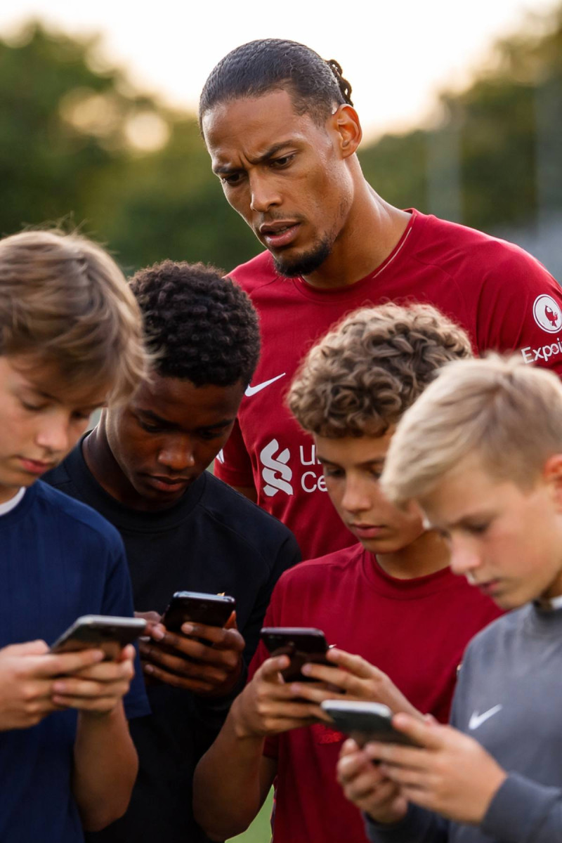 🎥 Liverpool-aanvoerder Virgil van Dijk slaat alarm: "Ik maak me zorgen om de volgende generatie"