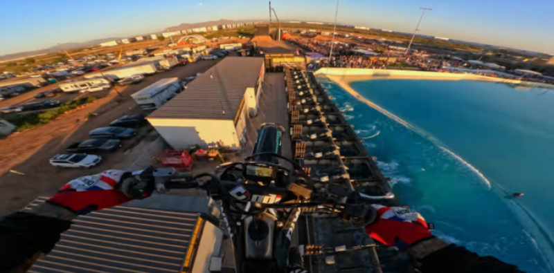 🎥 Spectaculaire helmbeelden tonen wereldrecord dirt bike-sprong van 84 meter