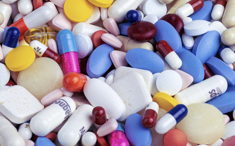 De farma-facts: waarom jouw medicijnen duurder worden terwijl Big Pharma ondertussen zwemt in geld