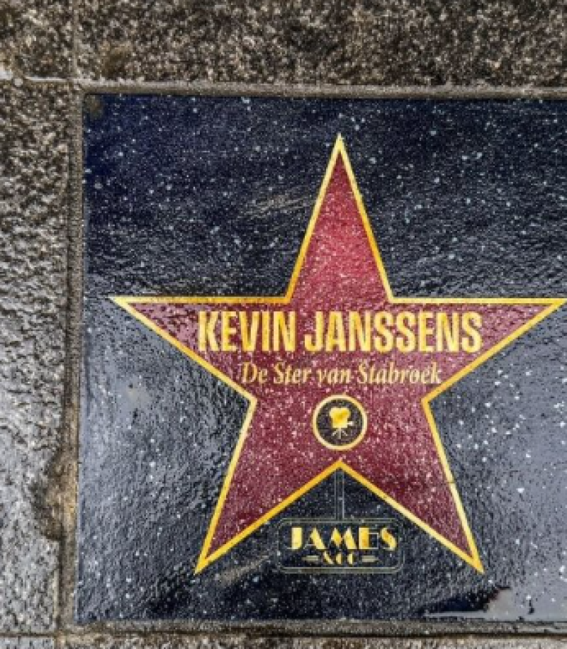 📸 Kevin Janssens krijgt zijn 'Hollywoodster'… al is de plaats wel erg bijzonder