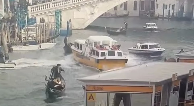 🎥 Chaos op Canal Grande: defecte veerboot botst op gondels en slingert passagiers in het water