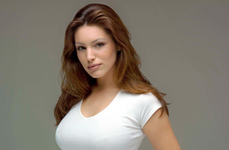 📸 Valentijn wordt voller dan ooit dankzij Kelly Brook in pikante lingerie