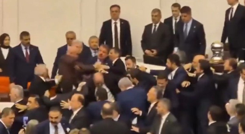 🎥 Turkse parlementsleden gaan met elkaar op de vuist over de benoeming van een minister van Justitie
