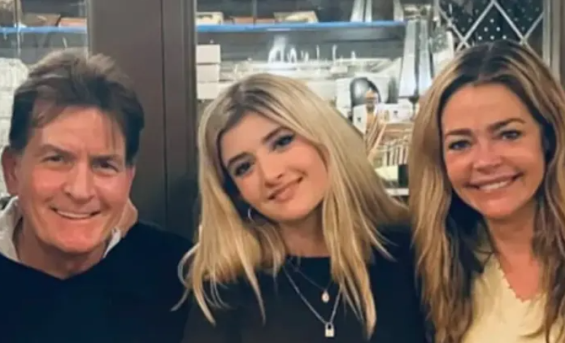 📸 Dochter van Charlie Sheen in lingerie op het aanrecht
