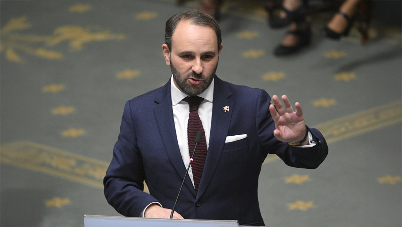 Gebruikt Michael Freilich religie als schaamlap en politiek als dekmantel?