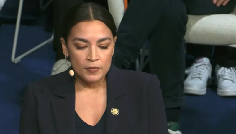 🎥 AOC stottert er op los na politieke vraag waarbij ze onmogelijk Trump kan bashen