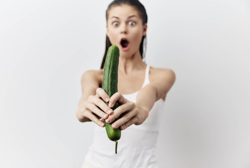 Wat doen dames vaak met hun komkommer? (Nee, we bedoelen niet in de sla kieperen)