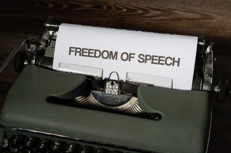 De moraalpolitie: hoe factcheckers, algoritmes en schaduwverboden bepalen wat jij mag weten
