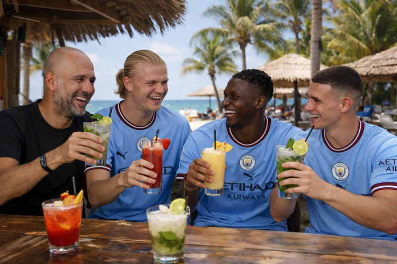 Pep Guardiola stuurt opvallende boodschap uit voor Doku en co: "Drink maar caipirinha's"