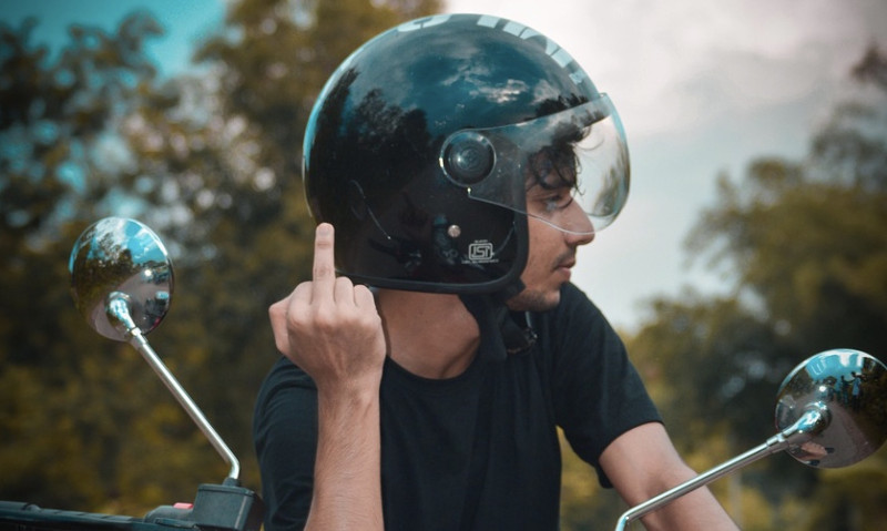 Waarom vrouwen zéggen dat ze nice guy willen… maar toch eindigen bij chaoot die zijn leven amper op orde heeft
