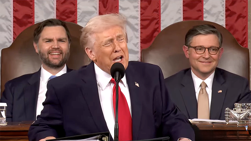 Trump prijst eigen mirakelbeleid: economie top, vijanden bang en schuld bij iedereen behalve hem