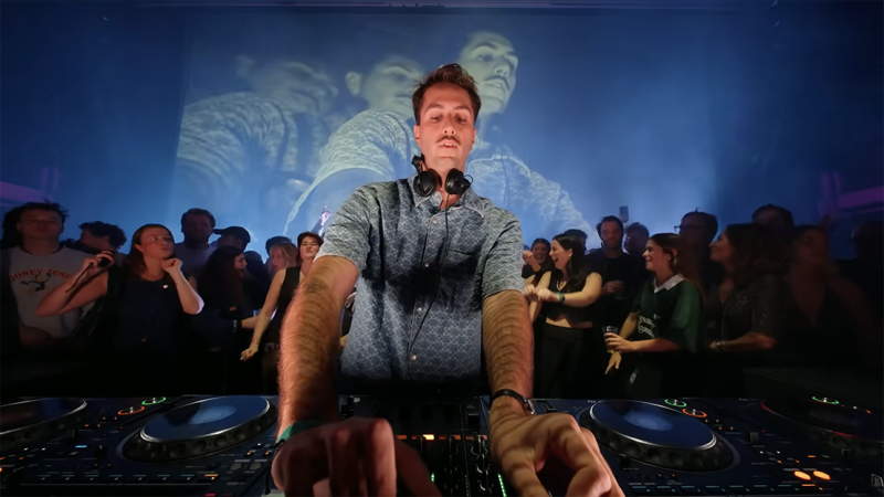 DJ met losse polletjes heeft een excuus voor grensoverschrijdend gedrag: “Ik was aan het slaapwandelen”