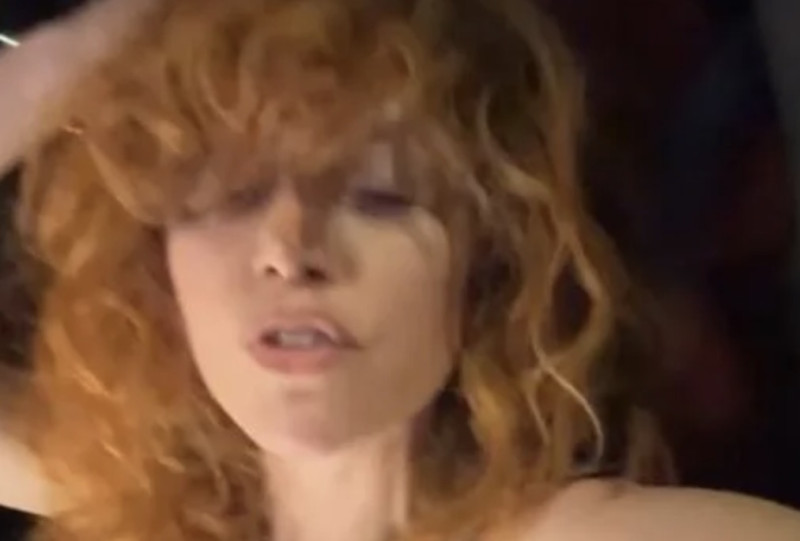 Oeps: Natasha Lyonne toont per ongeluk wat te veel