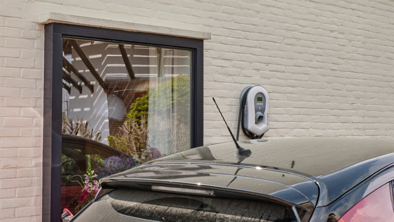 Tienduizenden Vlamingen riskeren boete voor een thuislaadpaal die ze niet hebben gemeld