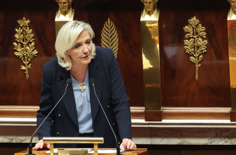 Le Pen stelt zich niet kandidaat voor presidentsverkiezingen van 2027 als hof van beroep haar verplicht enkelband te dragen