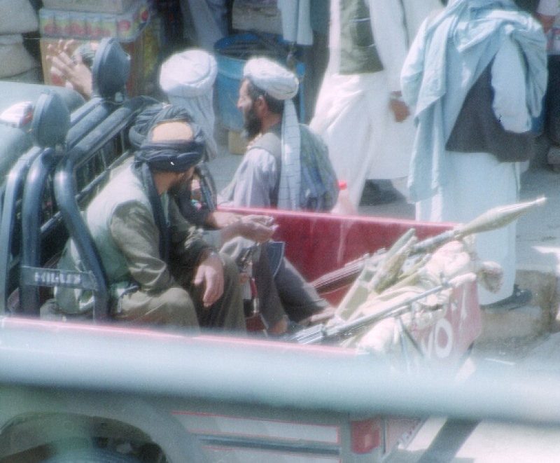Pakistan voert luchtaanvallen uit op buurland Afghanistan: minister spreekt van 'openlijke oorlog' met Taliban