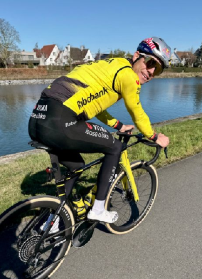 Wout van Aert terug op de fiets: na tegenslag start hij eindelijk aan zijn voorjaar