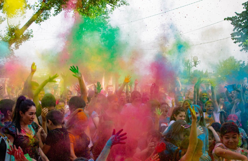India kleurt massaal voor Holi, het feest van de lente