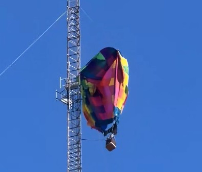🎥 Twee passagiers op 280 meter hoogte gered na botsing heteluchtballon met zendmast