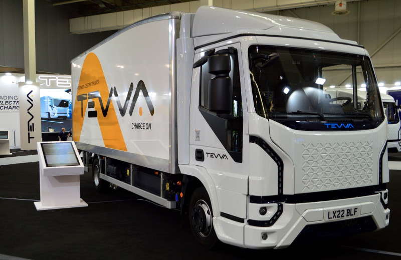Elektrische vrachtwagens zijn te zwaar. Dus… steken ingenieurs er weer een dieselmotor in