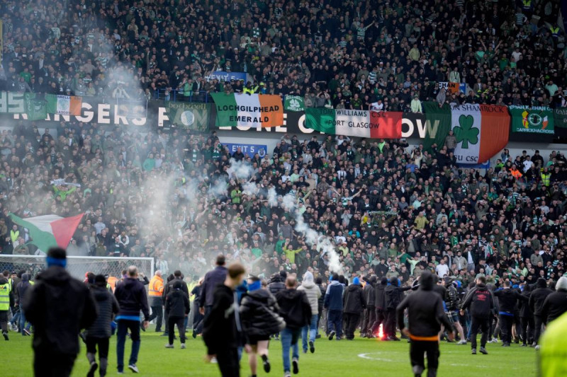 🎥Penaltydrama tussen Rangers en Celtic loopt uit de hand, waarbij supporters massaal het veld bestormen