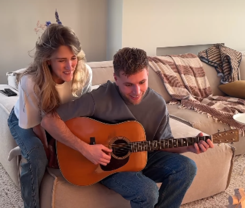🎥 Ontroerend moment: Suzan & Freek zingen nieuw nummer bij het wiegje van zoontje Sef