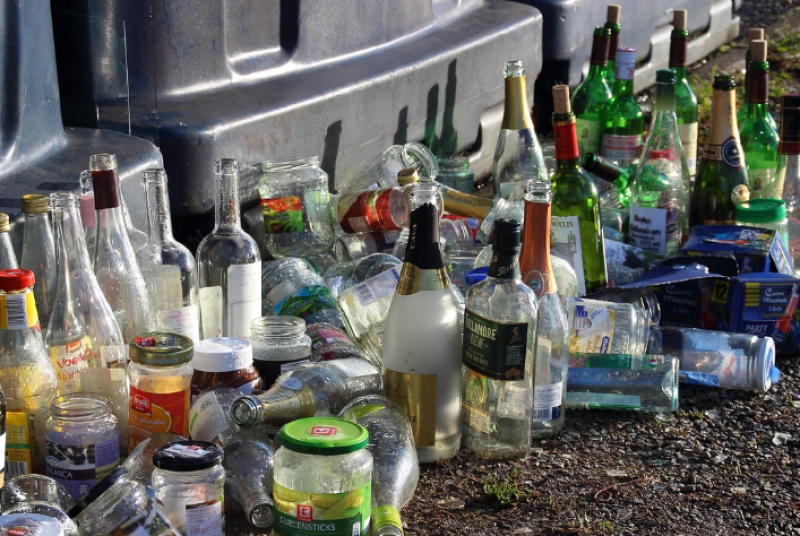 Eeklo pakt geluidsoverlast bij glascontainers aan: isolatie en rubberen rozet moeten buren rust geven
