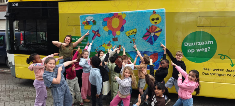 Tekening van Antwerpse kinderen siert elektrische bus van De Lijn: “Een boodschap op wielen”