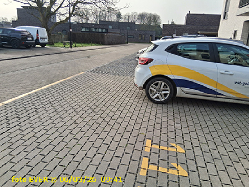 Maldegem:  Wit-Gele kruis-medewerker parkeert dienstauto op zone voor hulpdienst 112