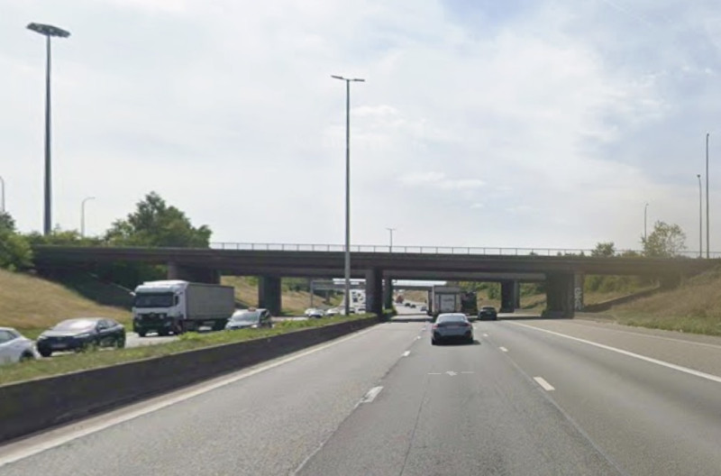 Wagen gaat door middenberm op E40 in Steenkerke: bestuurder gewond