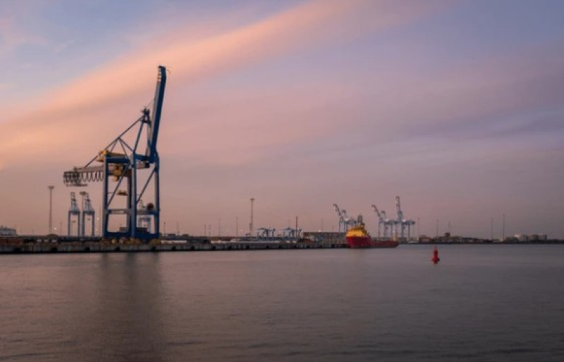 Scheepvaart in Zeebrugge hervat na rechterlijk uitspraak tegen staking in verkeerscentrum: “Vertragingen kunnen bedrijven miljoenen kosten”